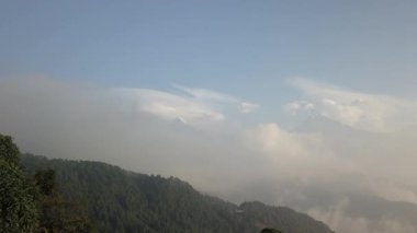 Machapuchare dağın Fishtail Himalayalar aralığı Nepal hava 4k