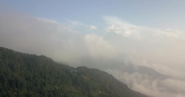 Machapuchare dağın Fishtail Himalayalar aralığı Nepal hava 4k