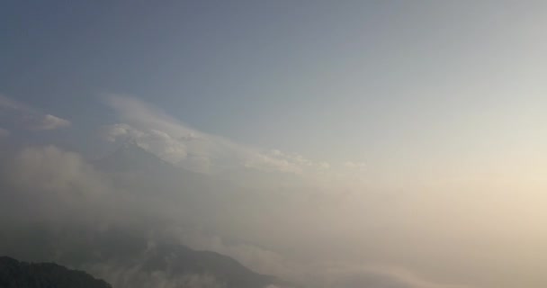 Machapuchare Fishtail v Himalájích je pohoří Nepálu ze vzduchu 4k — Stock video
