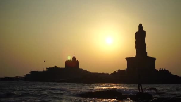 인도의 카냐 쿠마리 코모 린 곶 위로 떠오르는 태양 — 비디오
