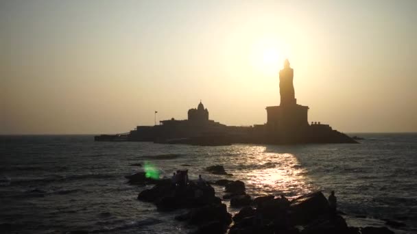 인도의 카냐 쿠마리 코모 린 곶 위로 떠오르는 태양 — 비디오