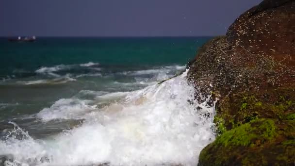 Costa del océano con olas y rocas — Vídeos de Stock