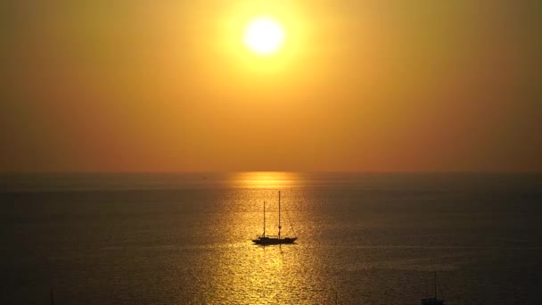 Puesta del sol sobre el mar con barco Tailandia Phuket — Vídeo de stock
