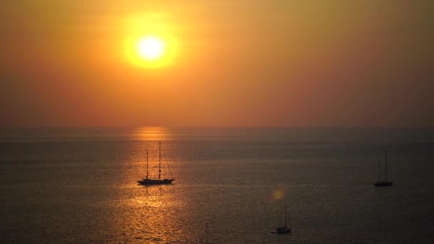 Закат о море с лодкой Таиланд Пхукет — стоковое видео