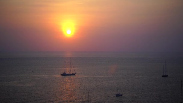 Закат о море с лодкой Таиланд Пхукет — стоковое видео