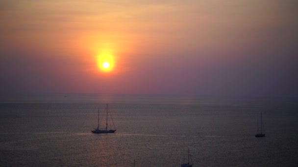 Puesta del sol sobre el mar con barco Tailandia Phuket — Vídeo de stock