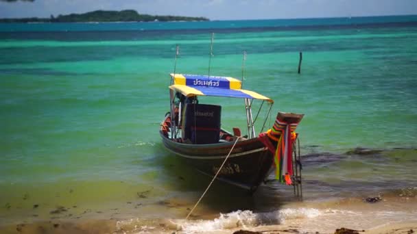 Barco em uma praia tropical — Vídeo de Stock