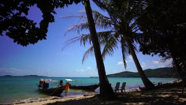 Barco en una playa tropical — Vídeos de Stock