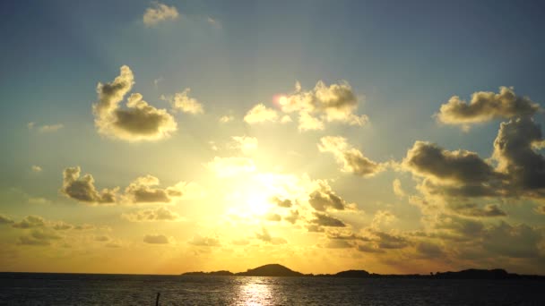 Alba su una spiaggia tropicale — Video Stock