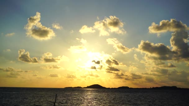 Схід сонця на тропічному пляжі — стокове відео