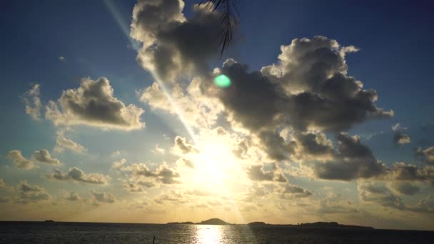 Alba su una spiaggia tropicale — Video Stock