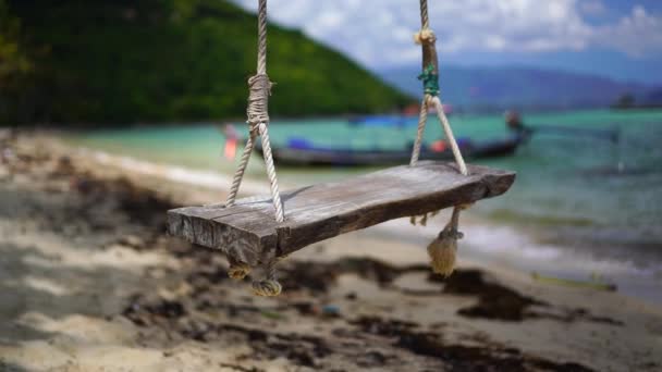Swing op een tropisch strand — Stockvideo