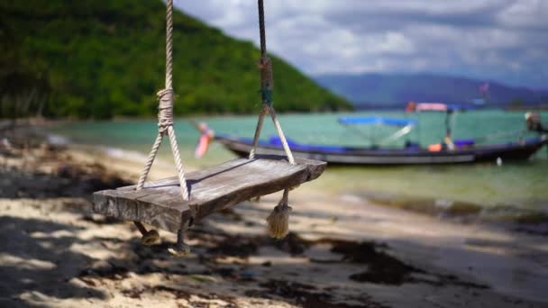 Swing op een tropisch strand — Stockvideo