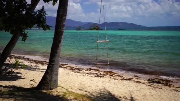 Swing op een tropisch strand — Stockvideo