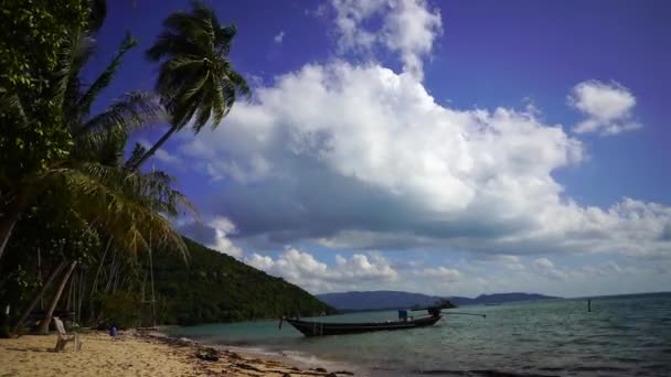 Barco en una playa tropical — Vídeo de stock