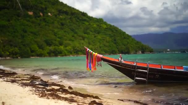 Tropikal bir plajda tekne — Stok video