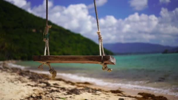 Гойдалки на тропічному пляжі — стокове відео