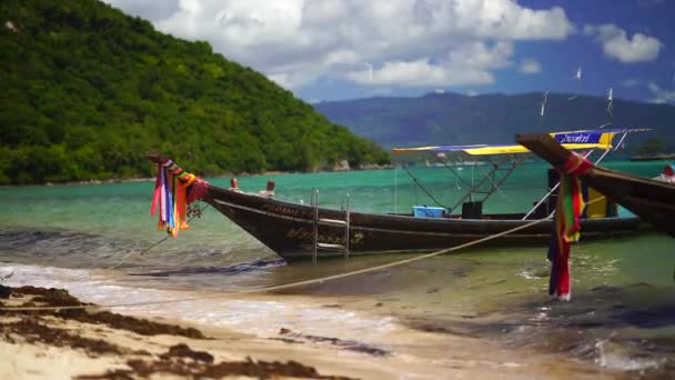 Barco em uma praia tropical — Vídeo de Stock