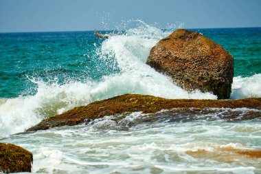 Büyük dalgalar ve kayalar ile Okyanus kıyısı