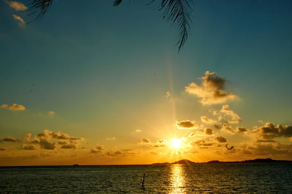 Wschód słońca na tropikalnej plaży w Tajlandii — Zdjęcie stockowe