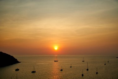Tekne Tayland Phuket ile deniz hakkında gün batımı