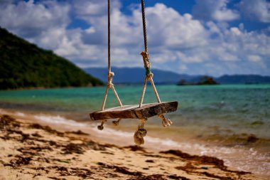 Tayland'da tropikal bir plajda Salıncak