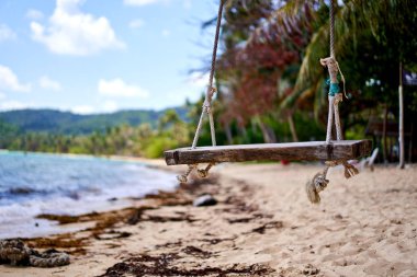 Tayland'da tropikal bir plajda Salıncak
