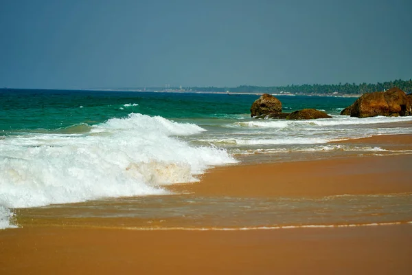 Costa oceânica com grandes ondas e rochas — Fotografia de Stock