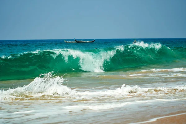 大きな波と岩のある海沿岸 — ストック写真