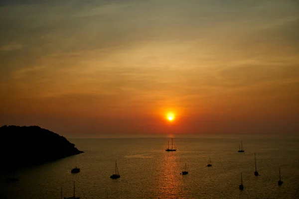 Захід сонця про море з човна Таїланд Пхукет — стокове фото