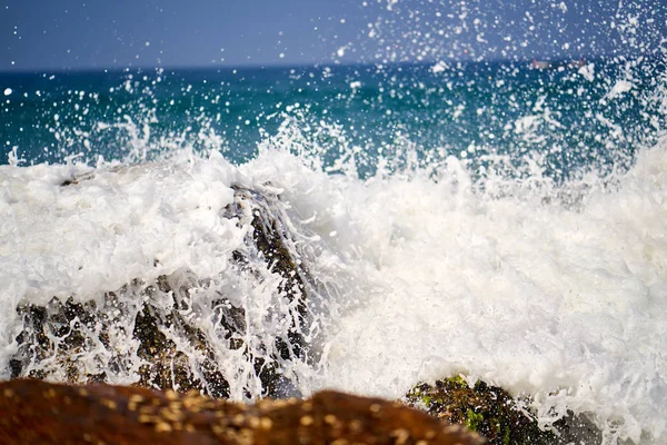 Costa del océano con grandes olas y rocas — Foto de Stock