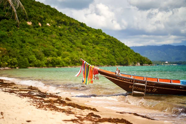 Boat at a tropical beach in Thailand — Stock Photo, Image