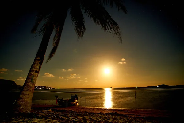 Luna Notturna su una spiaggia tropicale in Thailandia — Foto Stock