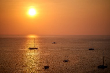Tekne Tayland Phuket ile deniz hakkında gün batımı