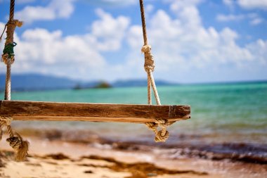 Tayland'da tropikal bir plajda Salıncak