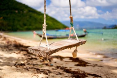 Tayland'da tropikal bir plajda Salıncak