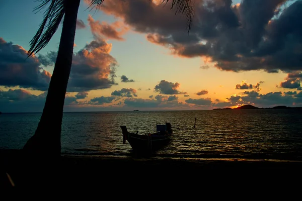 Alba sul mare con barca in Thailandia — Foto Stock