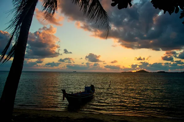 Alba sul mare con barca in Thailandia — Foto Stock