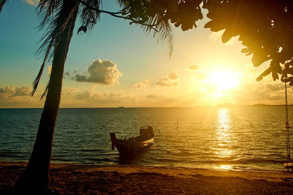 Wschód słońca o morzu z łodzi w Tajlandii — Zdjęcie stockowe