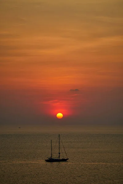 Puesta del sol sobre el mar con barco Tailandia Phuket — Foto de Stock