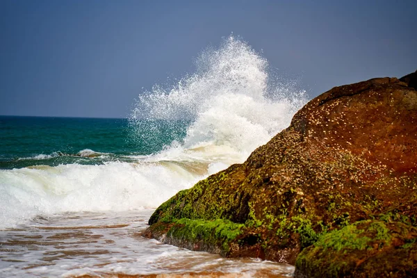 Costa del océano con grandes olas y rocas —  Fotos de Stock