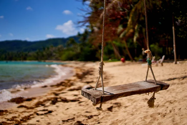 Swing en una playa tropical en Tailandia — Foto de Stock
