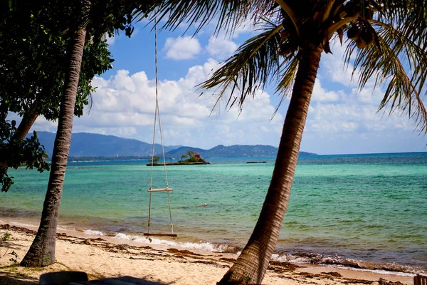 Swing at a tropical beach in Thailand — Stock Photo, Image