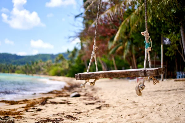 Swing en una playa tropical en Tailandia — Foto de Stock