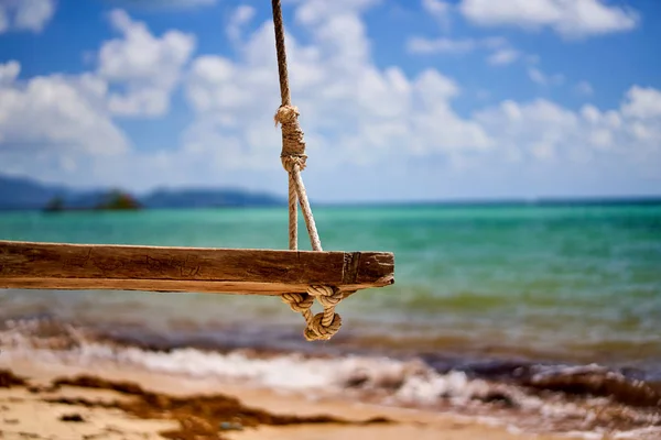 Swing på en tropisk strand i Thailand — Stockfoto