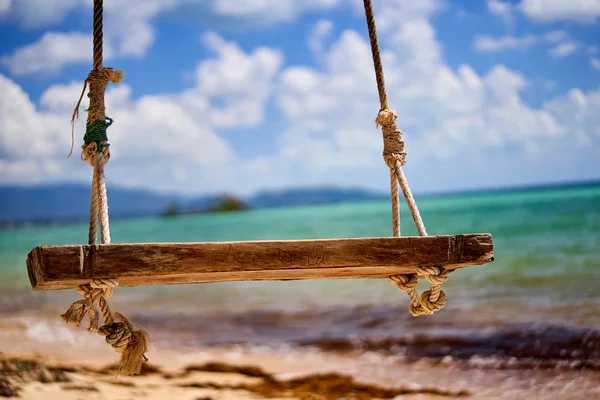 Swing en una playa tropical en Tailandia —  Fotos de Stock