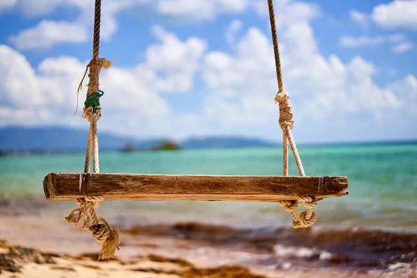 Tayland'da tropikal bir plajda Salıncak