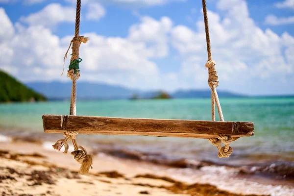 Swing en una playa tropical en Tailandia —  Fotos de Stock