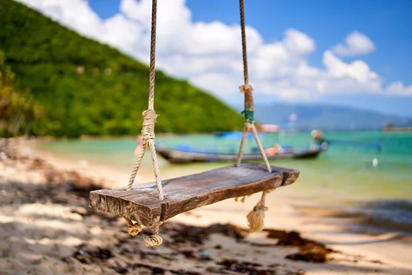 Swing en una playa tropical en Tailandia — Foto de Stock