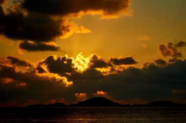 Tayland'da tropik bir plajda gün doğumu